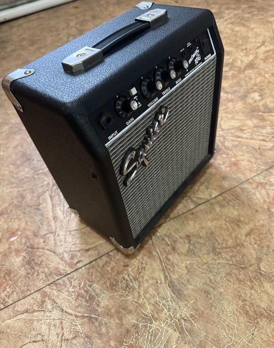 Продаю гитару Squier Stratocaster + комбо услитель в комплекте