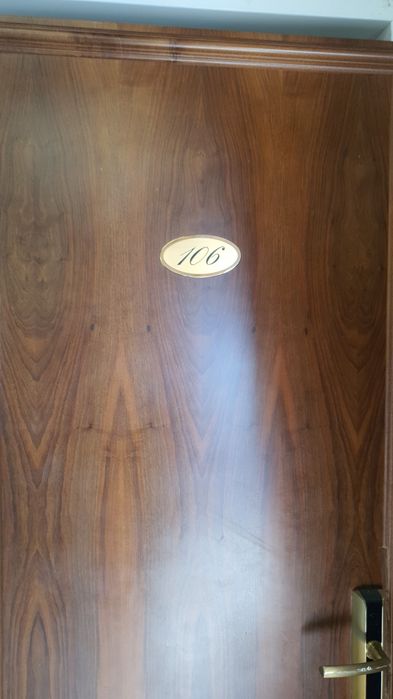 Uși lemn masiv(camera și bai]