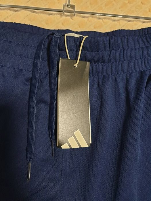 Нови със етикет.  Мъжки оригинални къси панталонки.  Adidas