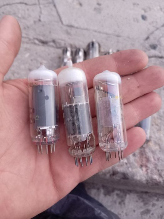 Стари радио телевизионни лампи