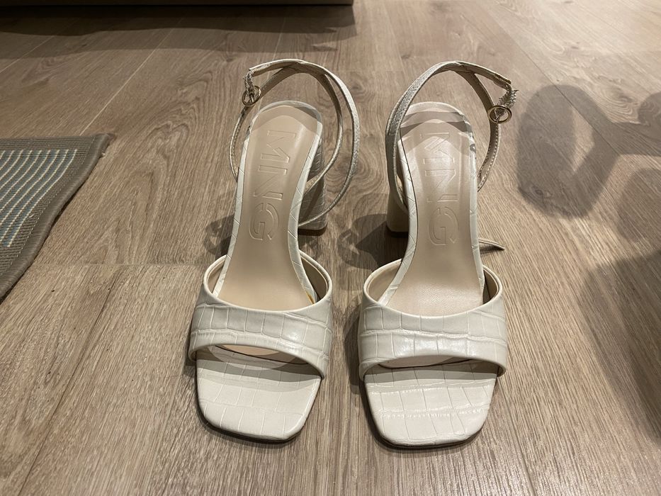 Босоножки на каблуке