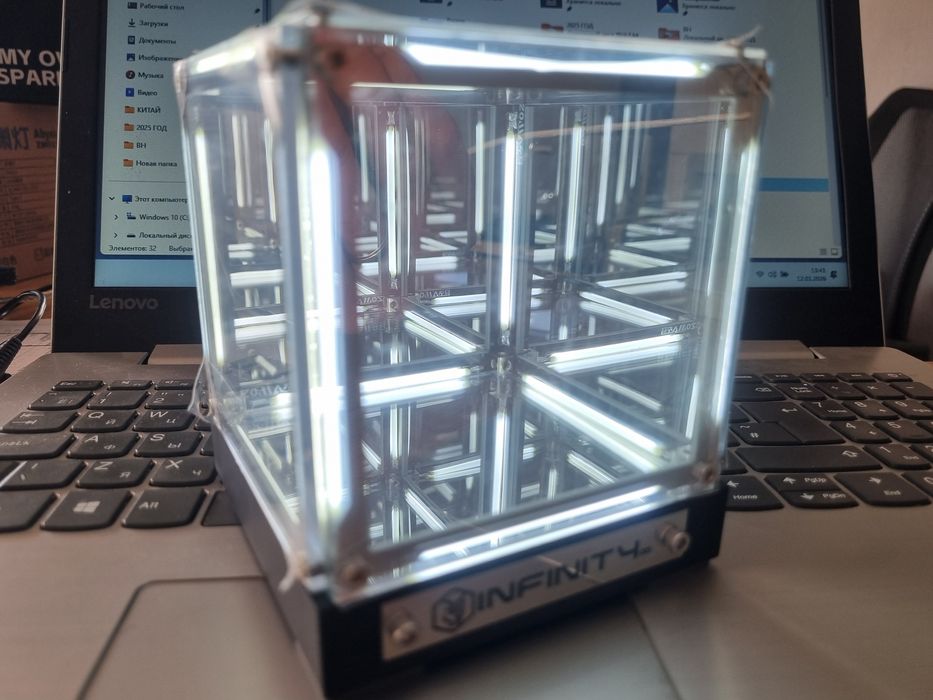 Четырехмерный  креативный куб для рабочего стола. Выглядит эффектно