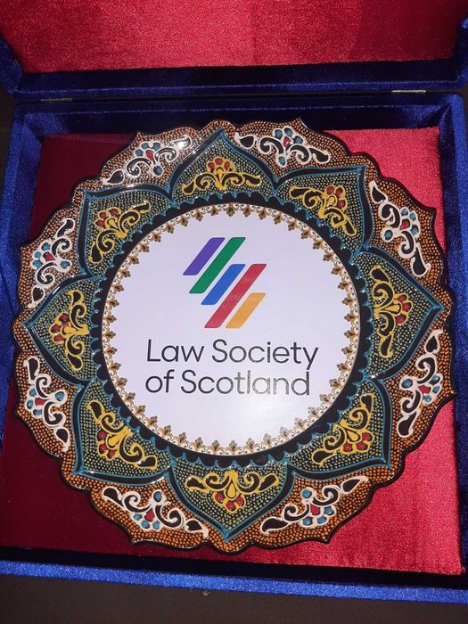 Laganga rasm qo‘yish, brend va sovg‘aga rishton sopol laganlar