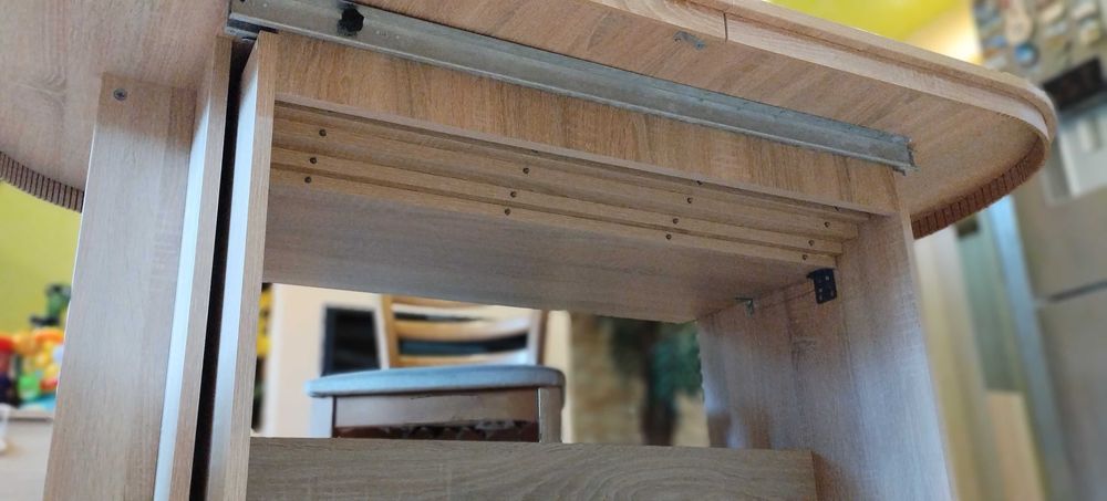 трапезна . маса.