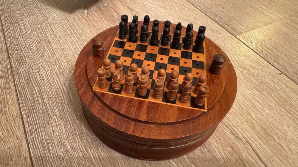 Старинен малък дървен шах, ръчно изработен!