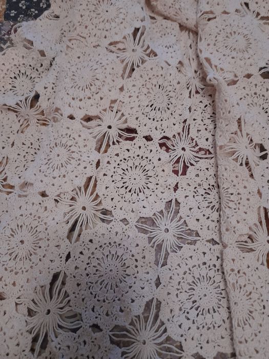 Красива покривка плетена на една кука