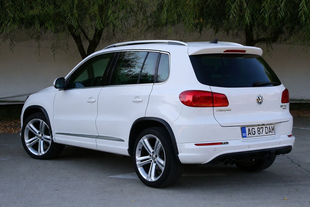 Volkswagen Tiguan / R-Line / Panoramic  / Lane Assist / Sign Assist