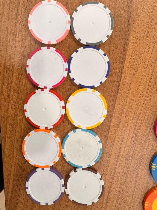 Jetoane si valize pentru jetoane customizate de ceramica si clay CustomTables.eu Bucuresti #jeton #jetoanepoker #jetoanecustomizate #jetoanpersonaliza