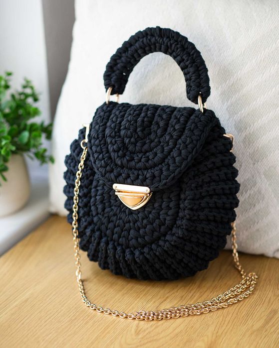 Poșetă croșetată elegantă