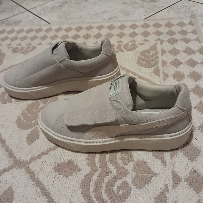 Tenesi gri din piele intoarsa, noi