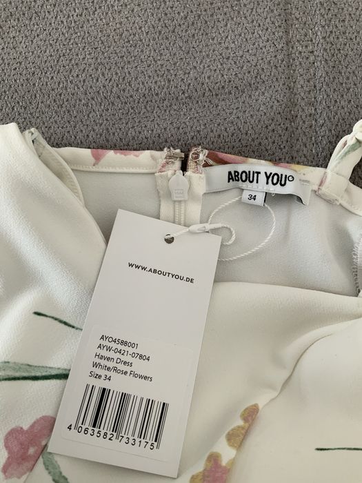 Рокля About you с етикет