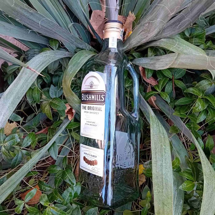 Стъклени бутилки (шишета) от уиски Johnnie Walker 1.75 л.