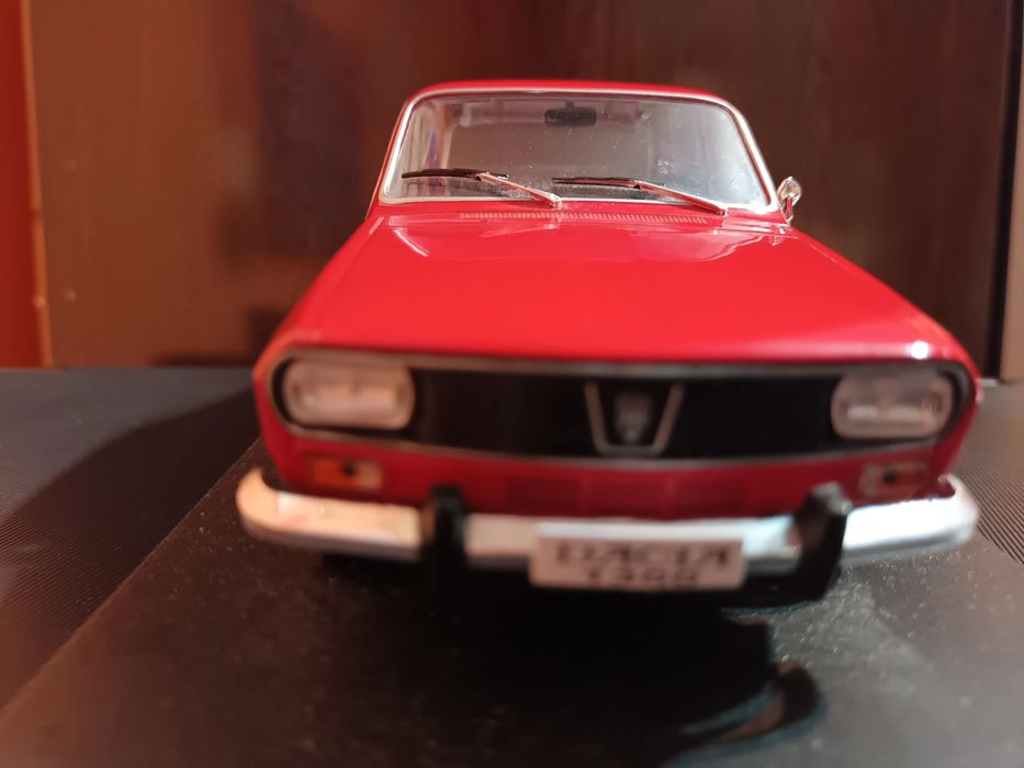 Vand machetă dacia + doua reviste dacia  revista cu nr 1 și nr 2