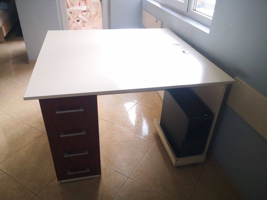 Продавам бюра, офис шкафове и оборудване, запазени .