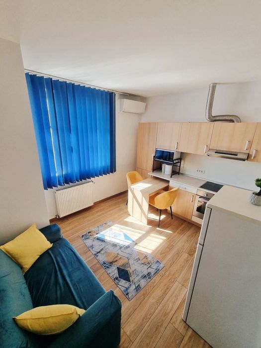 Proprietar inchiriez apartament cu o camera si living plus bucatarie