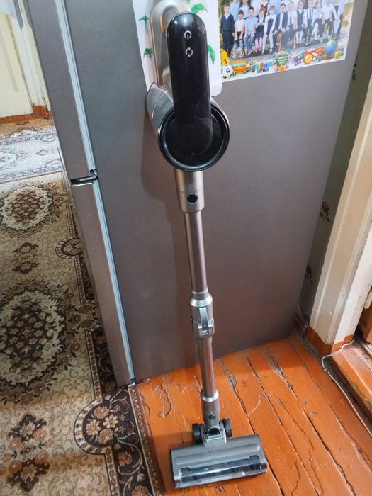 Продам вертикальный пылесос .