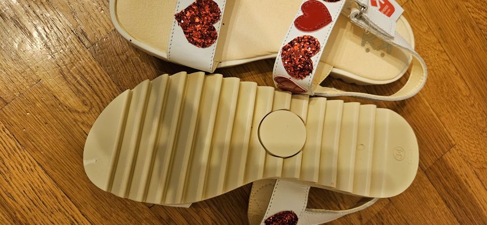 Нови сандали номер 34