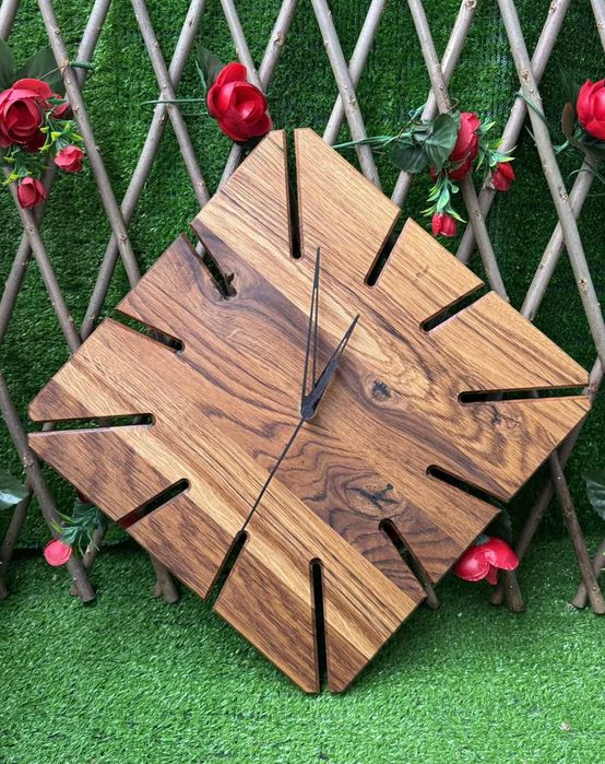 Стенен часовник от дъб