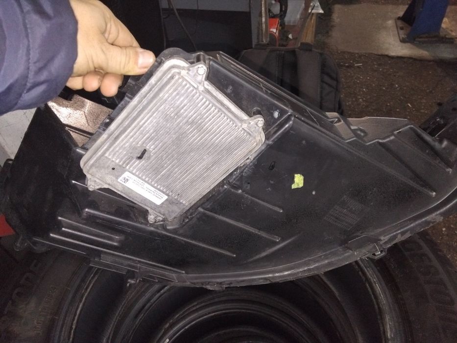 Фейсов Фар за Tesla S