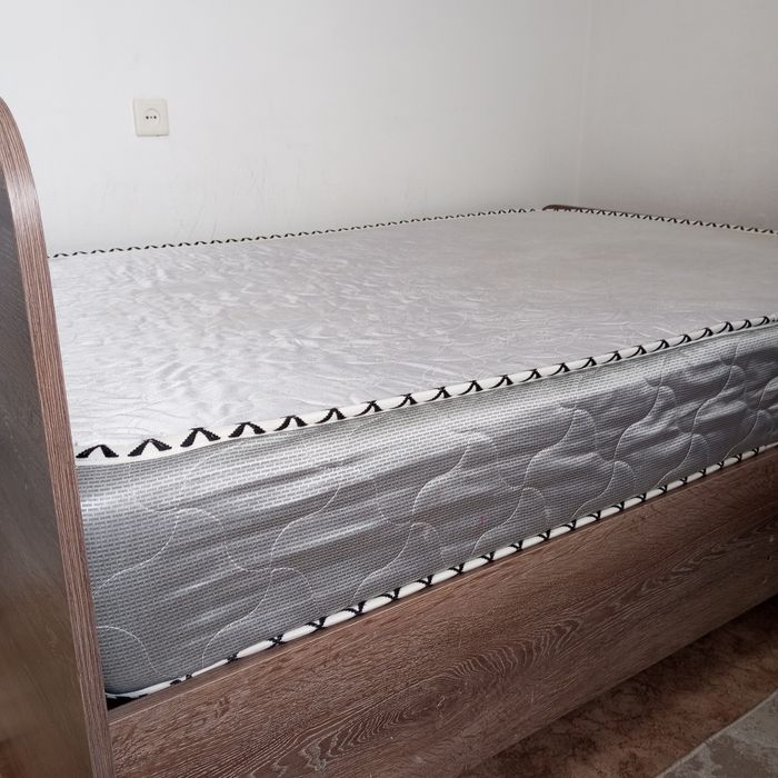 Продам двухспальную кровать с матрасом