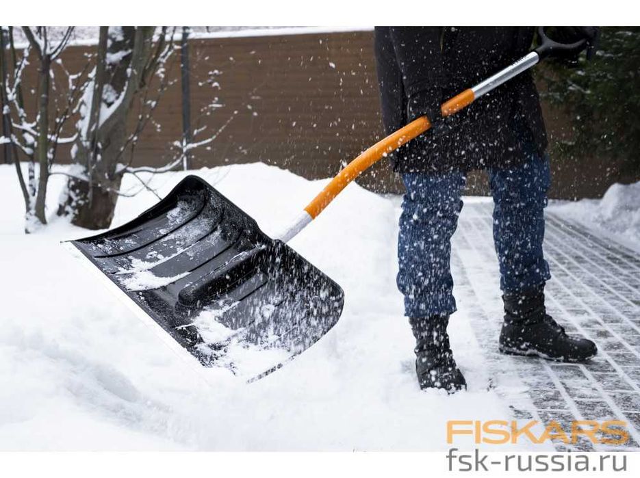 Уборка снега вручную Чистка территорий снега очистка крыши