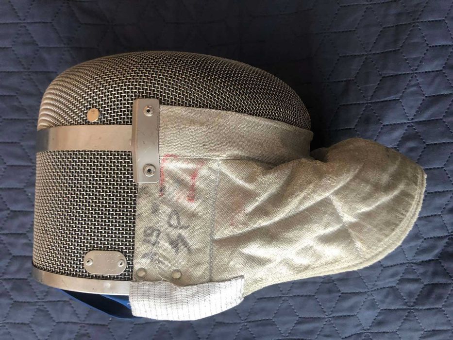 Екипировка за фехтовка на сабя, лява екипировка.