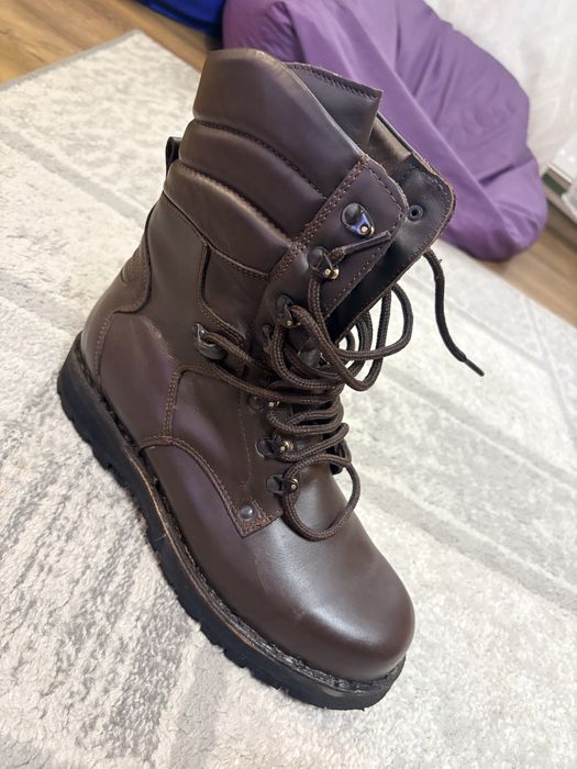 Vand bocanci militari  marimea 42 echivalent 27,5 . Model nou