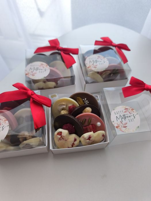 Cutii de ciocolată și mix de fructe uscate