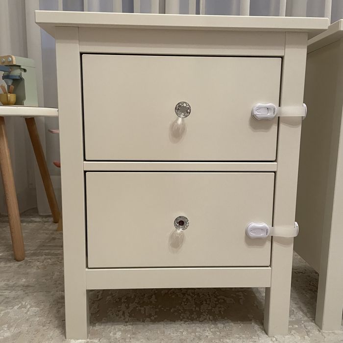 2 noptiere HEMNES din MDF , cu două sertare 54x66 cm