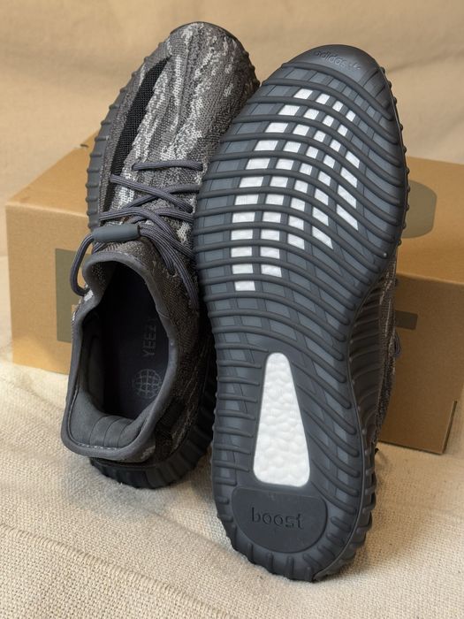 Yeezy Dark Salt 41 (fit 40)