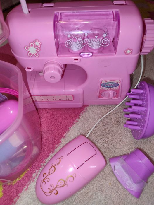 Докторски куфар с аксесоари, сешоар със звук,шевна машина шие работещи