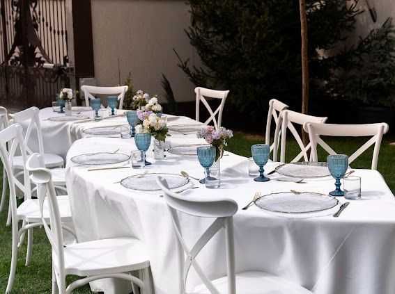 Mobilier premium pentru evenimente – închiriem scaune lemn, mese și veselă elegantă