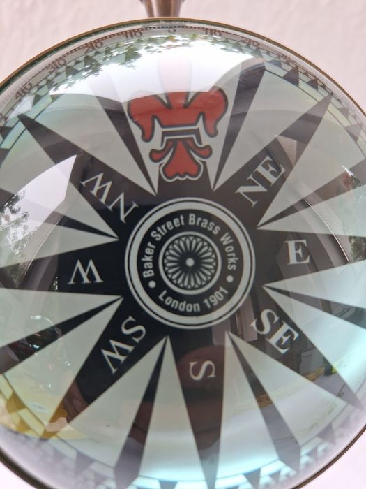 Часовник масивен бронзов настолен с ретро дизайн 



Настолен масивен