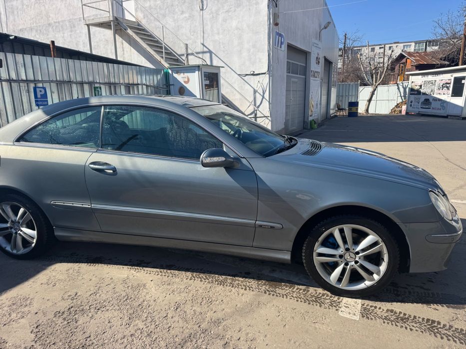 Vând Mercedes -Benz Clk 200-
