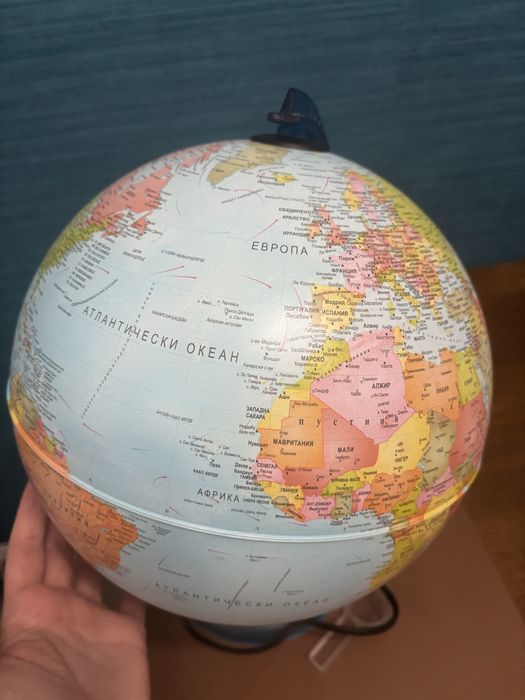 Светещ географски глобус