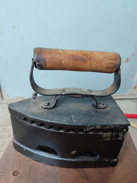 Продается ретро утюг работает на углях