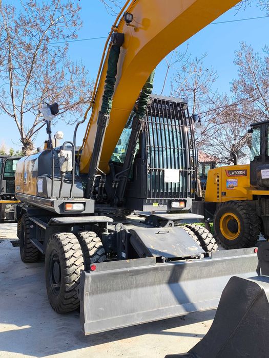 XCMG XE210WD — это более мощный и тяжелый колесный экскаватор 1 куб