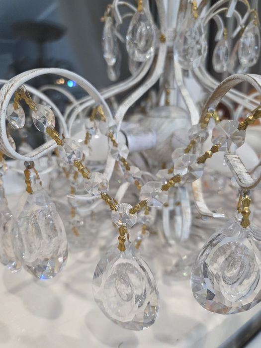 Поодам люстру в отличном состоянии