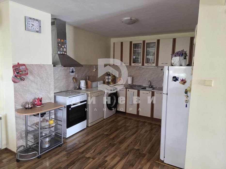 Двуетажна къща в село Могила