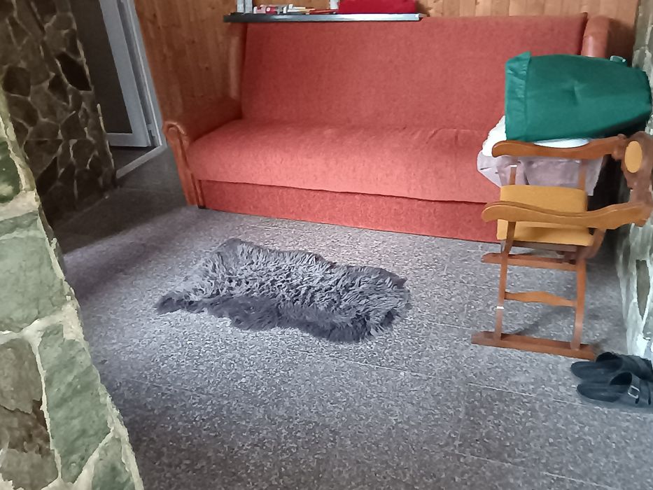 Închiriez apartament la casă