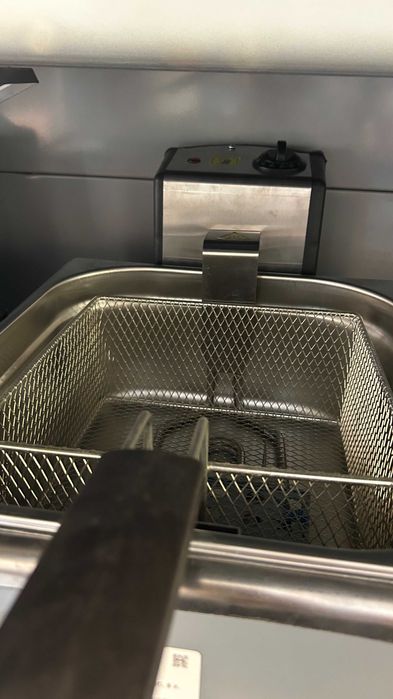 Единичен електрически фритюрник 8 литра.