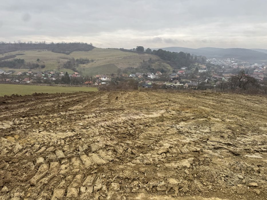 Vand teren intravilan in Livezeni