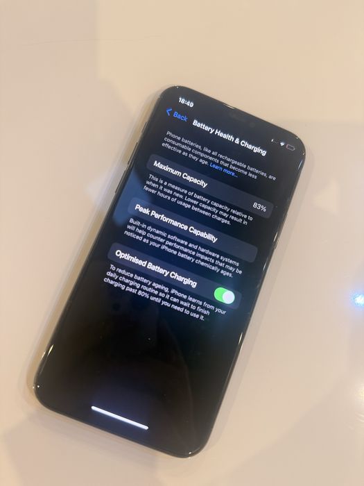 Iphone 11 pro 83% baterie