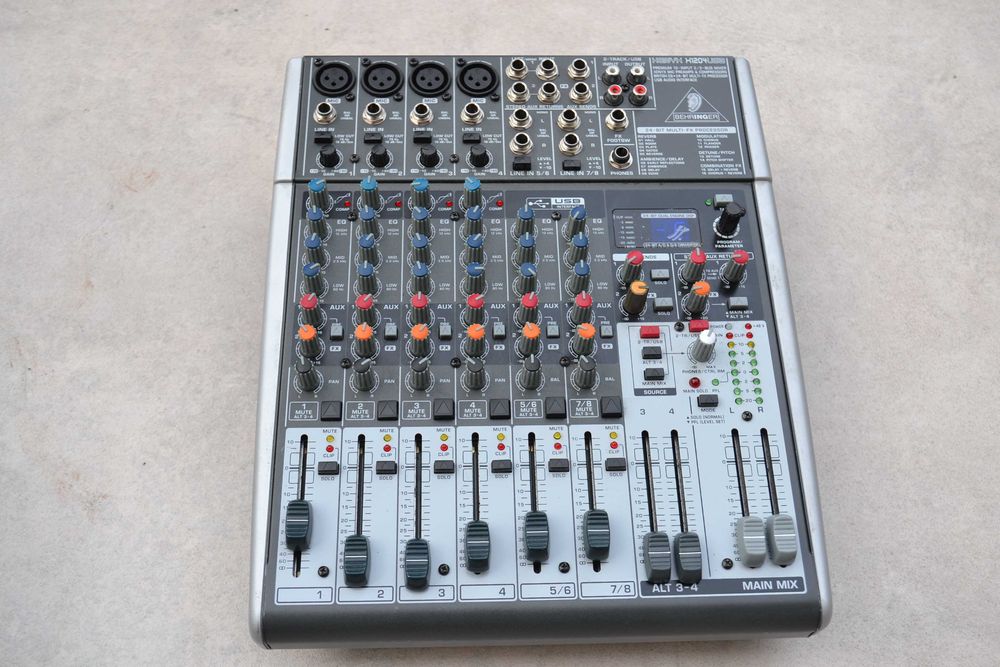Mixer Behringer XENYX model X 1204 USB