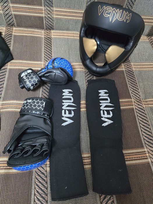 Шлем,перчатки боксерский