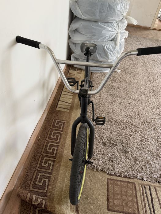 BMX черного цвета