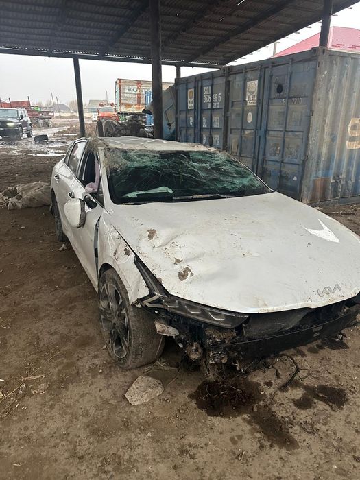 Kia K5 в авариийном состоянии