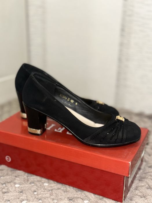 Продам замшевые туфли