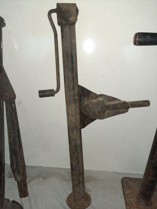 Ретро вертикални крикове за кола