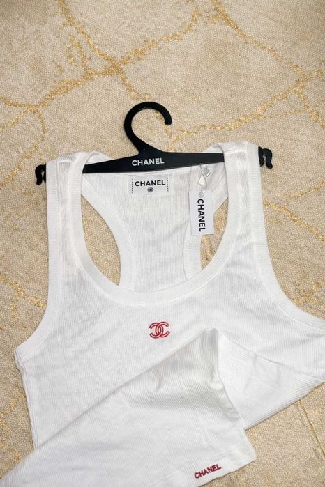 бял топ на шанел рипсен потник chanel с червено лятна блука горница